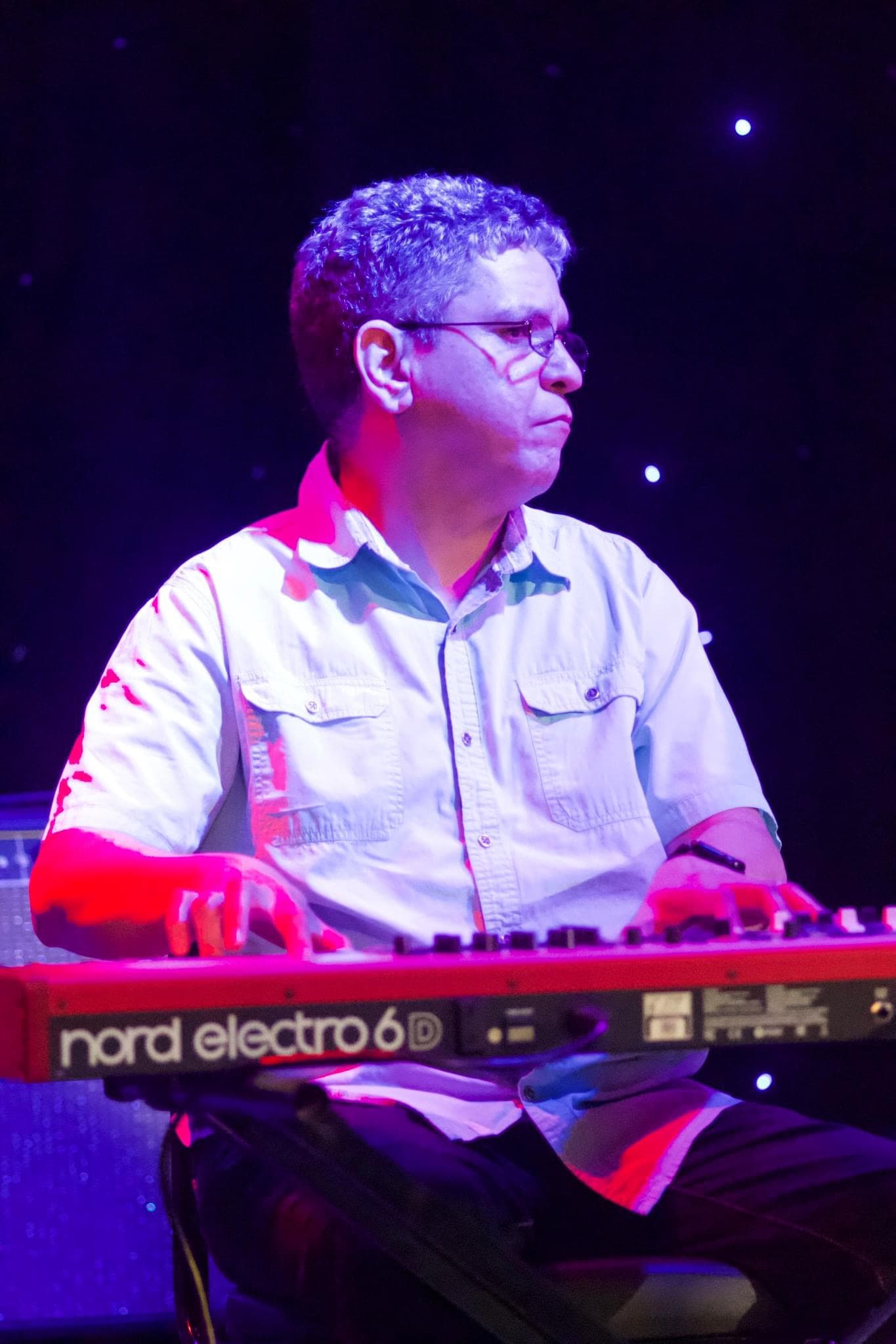 Roger Knupp ao piano durante o culto