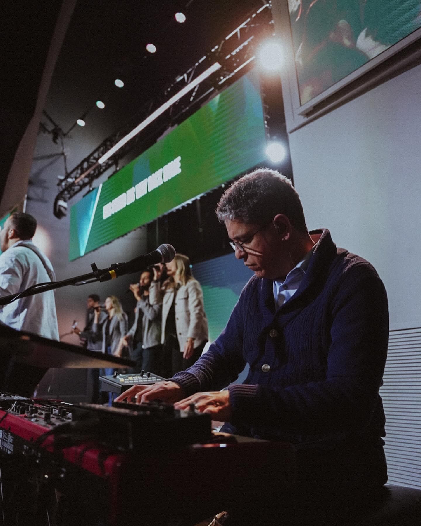 Roger Knupp ao teclado durante o culto ao vivo
